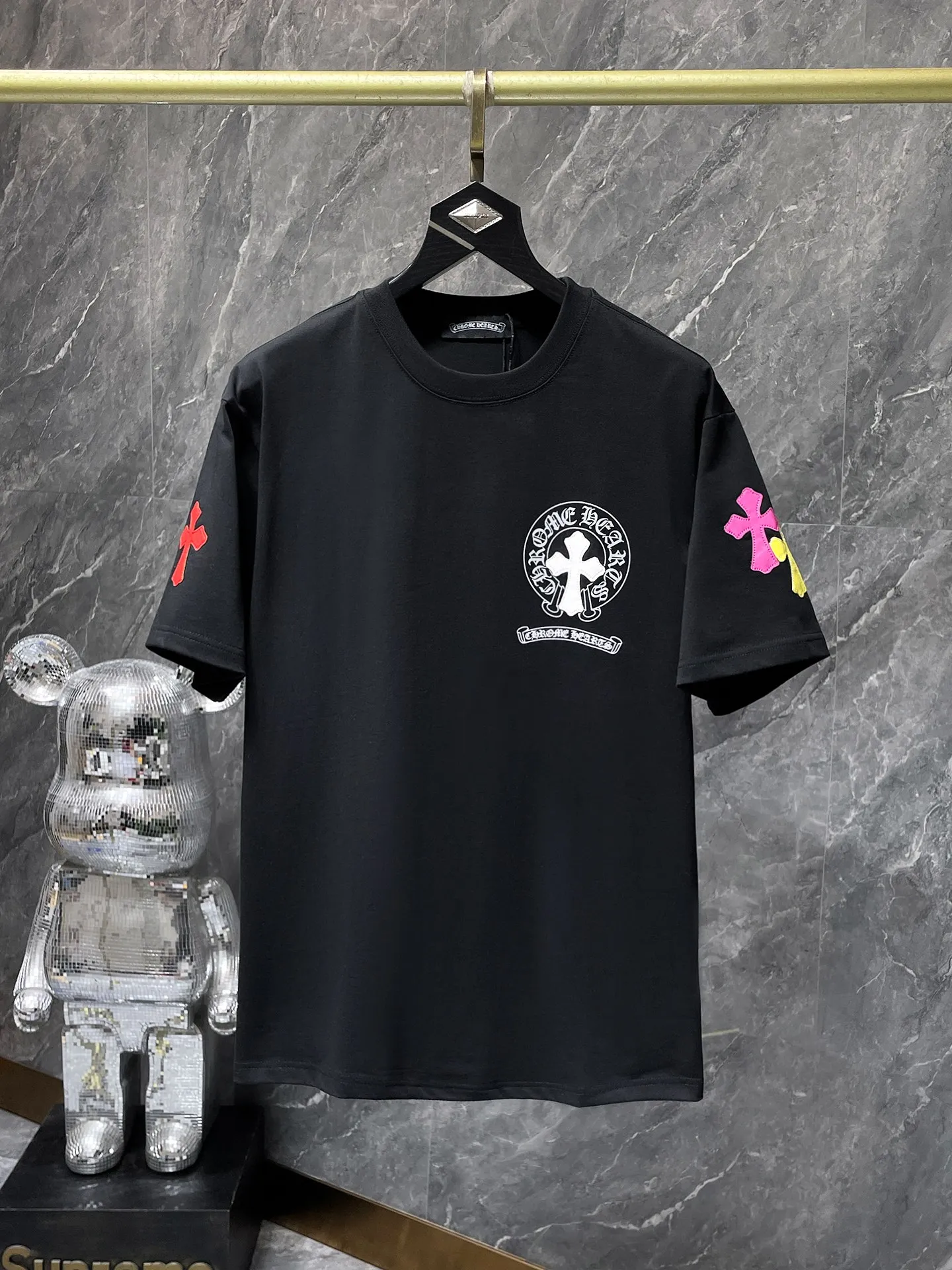 P160 New Chrome Hearts 25ss for summer. High-weight, environmentally friendly and high-quality top-quality fabric. 260g~270g. Chrome colored cross and leather Sanskrit horseshoe short sleeves. Counter synchronization. 1:1 replica version. Recommended colors: white, black.